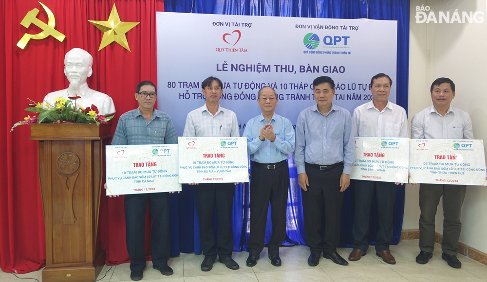 Lãnh đạo Hội đồng quản lý Quỹ Cộng đồng phòng tránh thiên tai tặng các trạm đo mưa tự động cho các địa phương. Ảnh: HOÀNG HIỆP