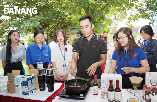 Du khách trải nghiệm pha cà phê mắm tại Ngày hội di sản văn hóa Đà Nẵng 2023 diễn ra ở Bảo tàng Đà Nẵng. Ảnh: X.S