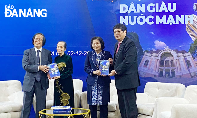 GS Trần Văn Thọ (bên trái ) và nhà báo Trần Hữu Phúc Tiến tặng sách hai nữ lưu Phạm Chi Lan và Vũ Kim Hạnh.Ảnh: T.N