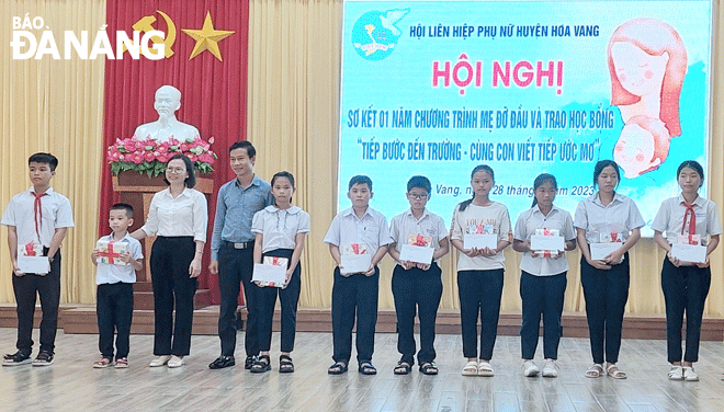 Orphaned children receiving cash gifts from the Hoa Vang District Chapter of the Da Nang Women's Union as part of the 