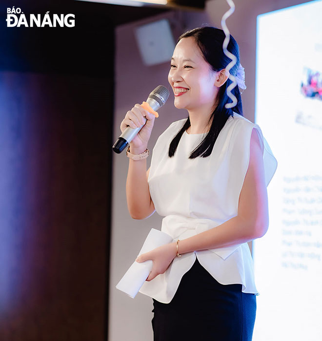 Ms. Le Dang Thuy Trang believes that parents need to maintain the habit of bilingual communication with their children. Photo: T.Y