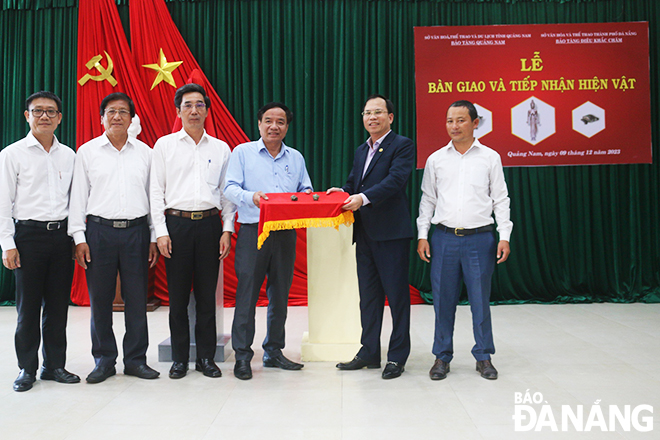 Phó Chủ tịch UBND thành phố Trần Chí Cường (thứ 3, từ trái sang) tiếp nhận bàn giao 2 chi tiết của tượng Bồ tát Tara từ tỉnh Quảng Nam. Ảnh: X.D