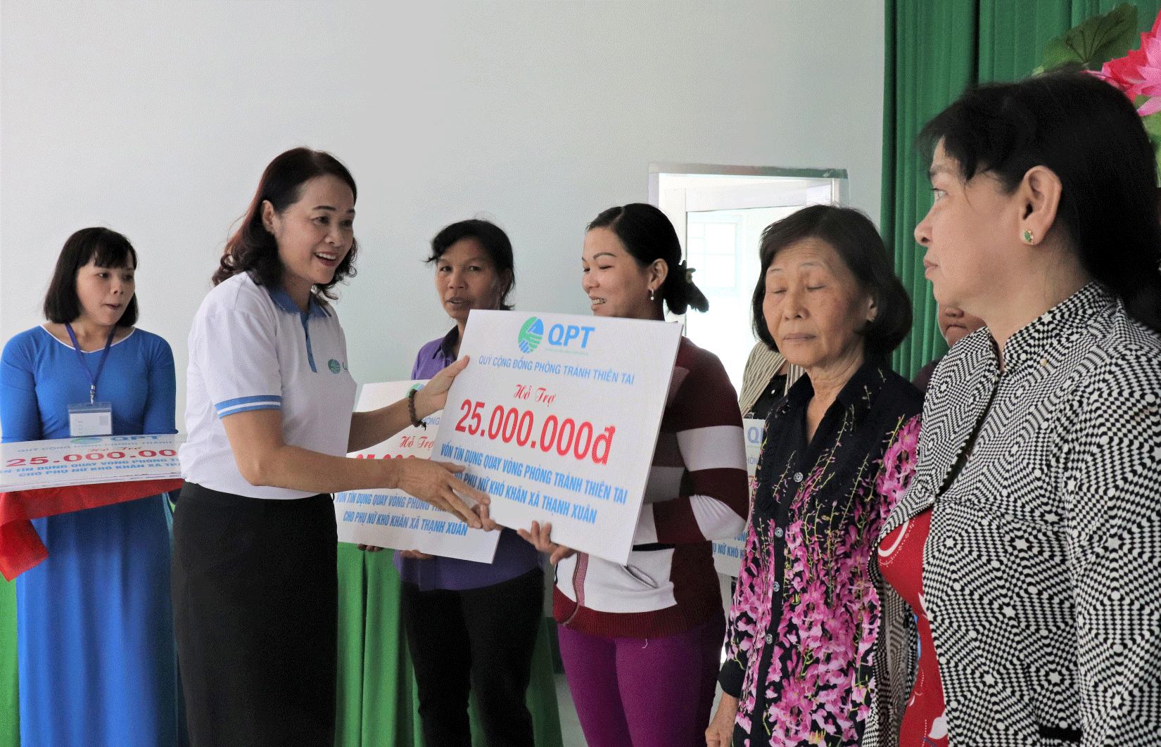 Mrs.  Le Thi Thuc provides financial assistance for impoverished women in Hau Giang Province.