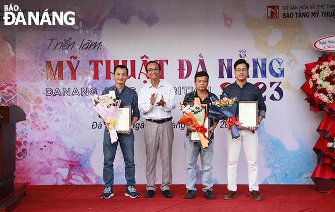 Vice Chairman of the City Union of Literary and Art Associations Nguyen Nho Khiem (2nd, left) awards B prizes to authors with excellent fine art works in 2023. Photo: X.D The exhibition attracts a large number of people, tourists, especially young people, to enjoy. Photo: X.D