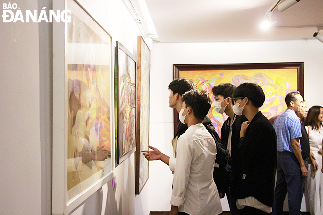 The exhibition attracts a large number of residents, tourists, especially young people. Photo: X.D