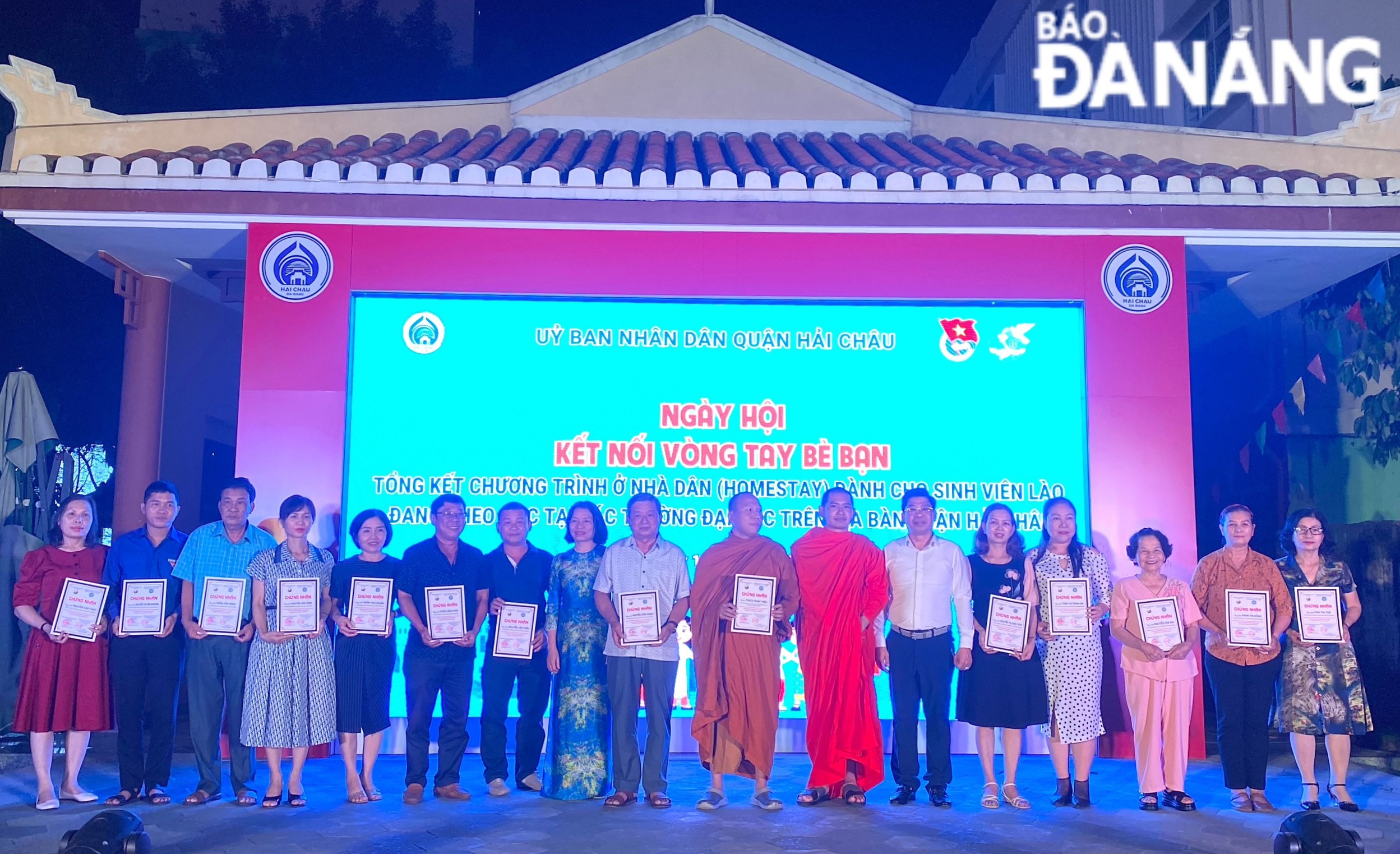 The Da Nang Union of Friendship Organisations presenting certificates to 13 households, the Tam Bao Pagoda and 20 Lao students received Certificates for participating in the homestay programme in 2023.