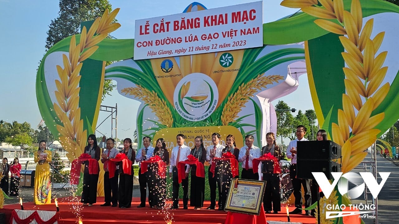 Các đại biểu thực hiện nghi thức cắt băng khai mạc Triển lãm Con đường lúa gạo.