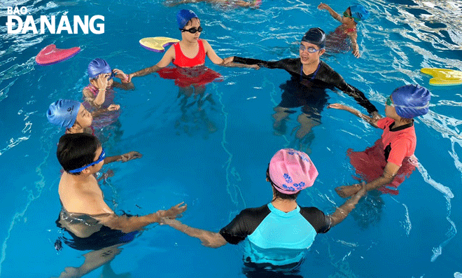 A swimming pool has been built at the Tran Nhan Tong Primary School located in Cam Le District, Da Nang, with financial aid from the Community Fund for Natural Disaster Prevention. (Photo)