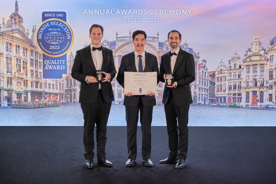 Đại diện Vinamilk nhận giải Giải vàng quốc tế về chất lượng 2023 (Gold Award 2023) từ tổ chức Monde Selection (Bỉ). (Ảnh: Vinamilk)