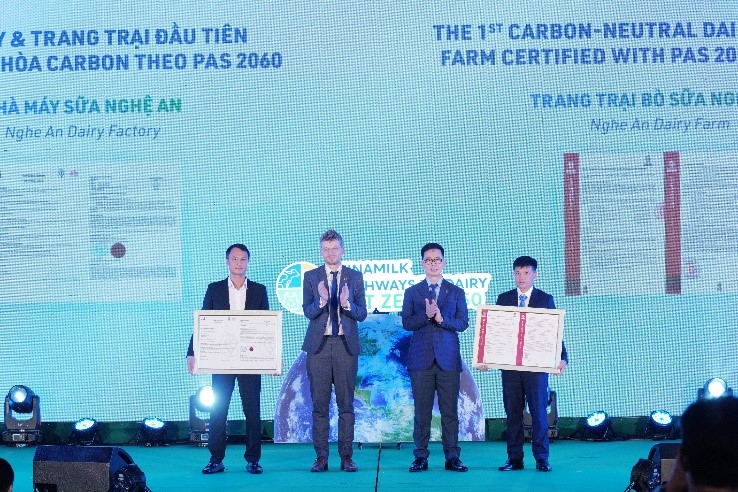 Vinamilk nhận chứng nhận Nhà máy và trang trại đạt trung hòa carbon theo tiêu chuẩn PAS 2060:2014.  Ảnh: Công ty VNM cung cấp