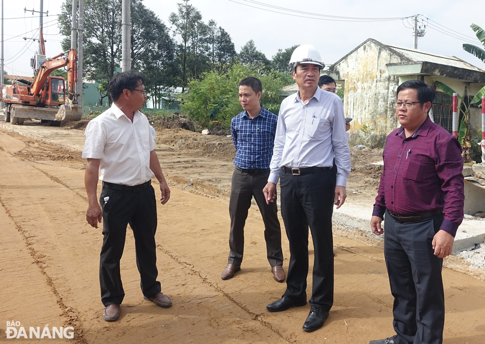 Chairman of the Da Nang People's Committee Le Trung Chinh (2nd, right) requests the municipal Management Board of Traffic Work Construction Investment Projects to gather vehicles and human resources to quickly complete the construction of DT.601 road before December 31, 2023. Photo: HOANG HIEP