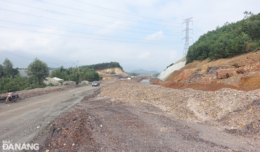 A section of the western ring road passing through Hoa Tho Village, Hoa Phu Commune is eroded and buried