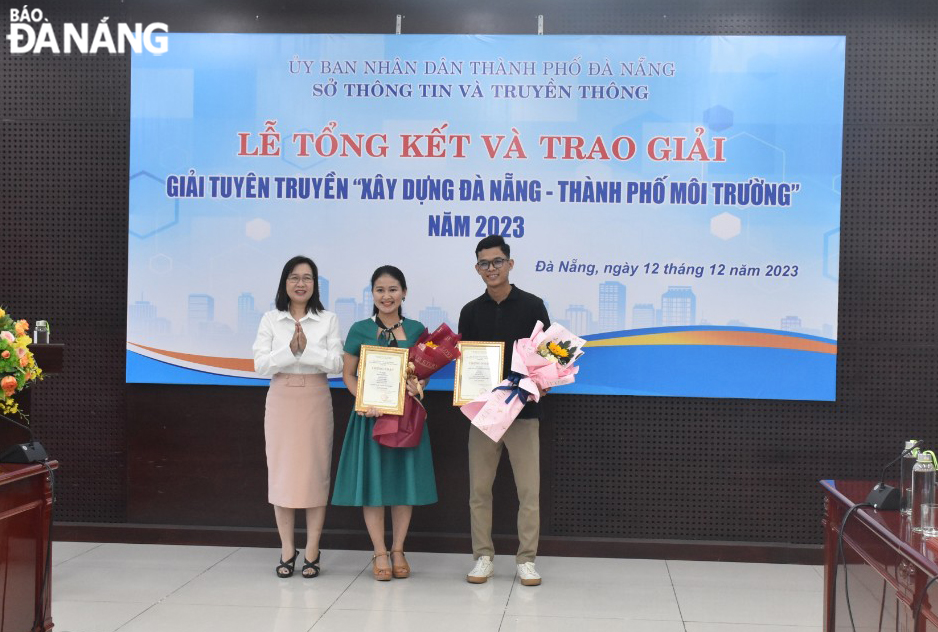 Phó Giám đốc Sở Thông tin và Truyền thông Nguyễn Thu Phương (ngoài cùng bên trái) trao giải cho các tác giả đạt giải Nhất. Ảnh: THU HÀ