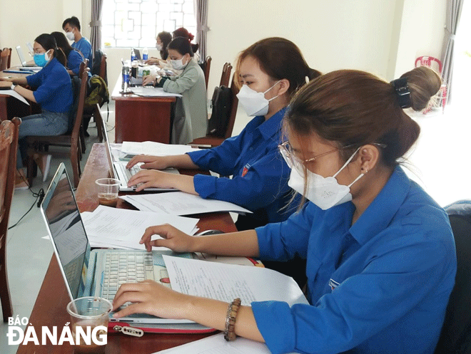 Youth Union members of Hoa Hai Ward, Ngu Hanh Son District enthusiastically participate in spreading  positivity on social media. Photo: X.H