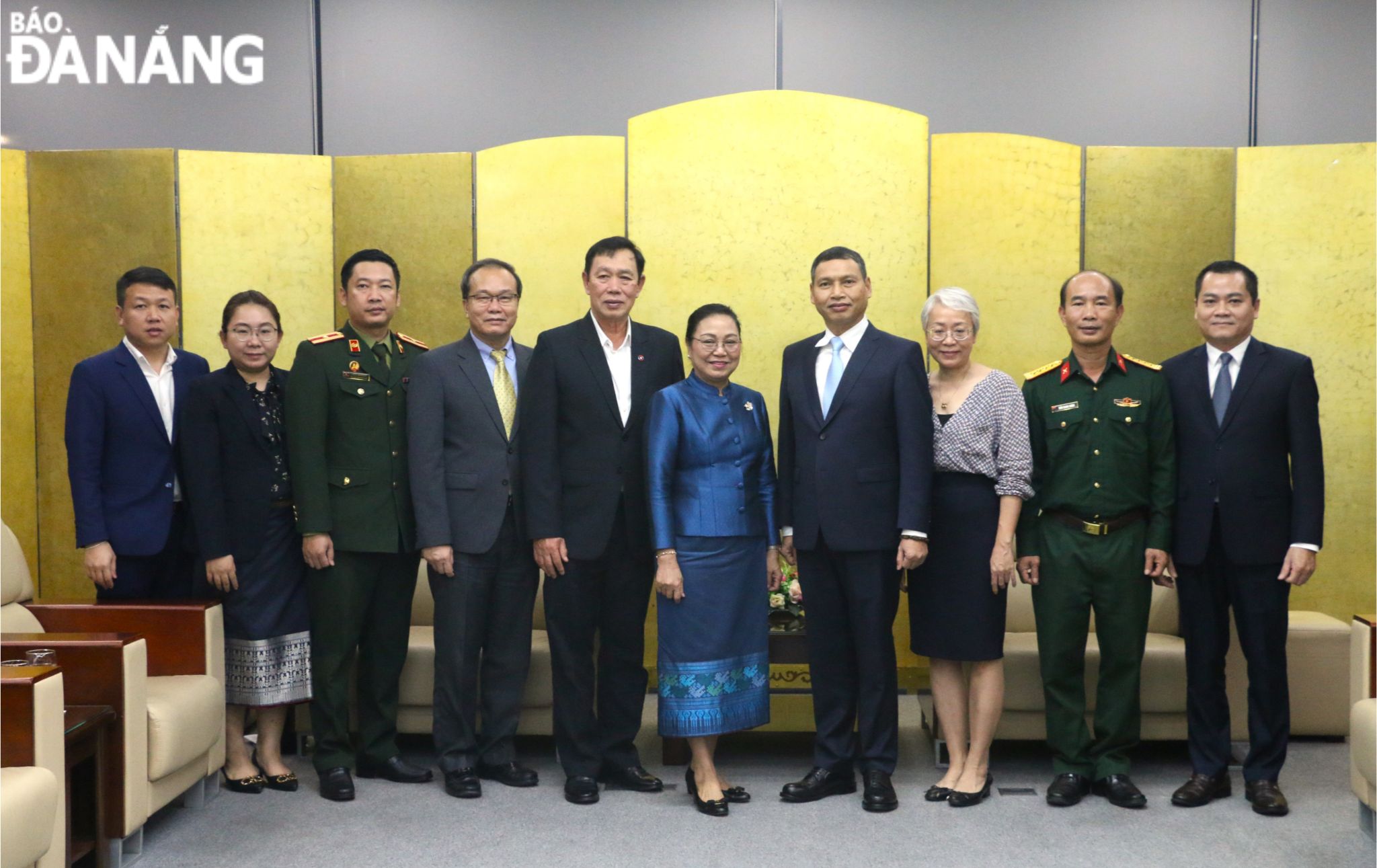 Đoàn công tác 2 bên chụp ảnh lưu niệm. Ảnh: T.PHƯƠNG