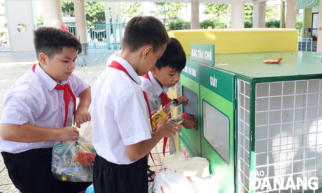 Thu gom và sáng tạo sản phẩm từ rác còn có khả năng tái chế, tái sử dụng tại Trường Tiểu học Tiểu La (quận Sơn Trà). Ảnh: M.Q