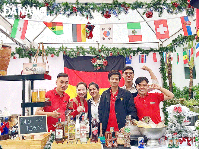 Some tourist destinations organize activities and offer incentives for tourists at the end of 2023. IN PHOTO: A Christmas booth at the Premier Village Danang Resort. Photo: NHAT HA