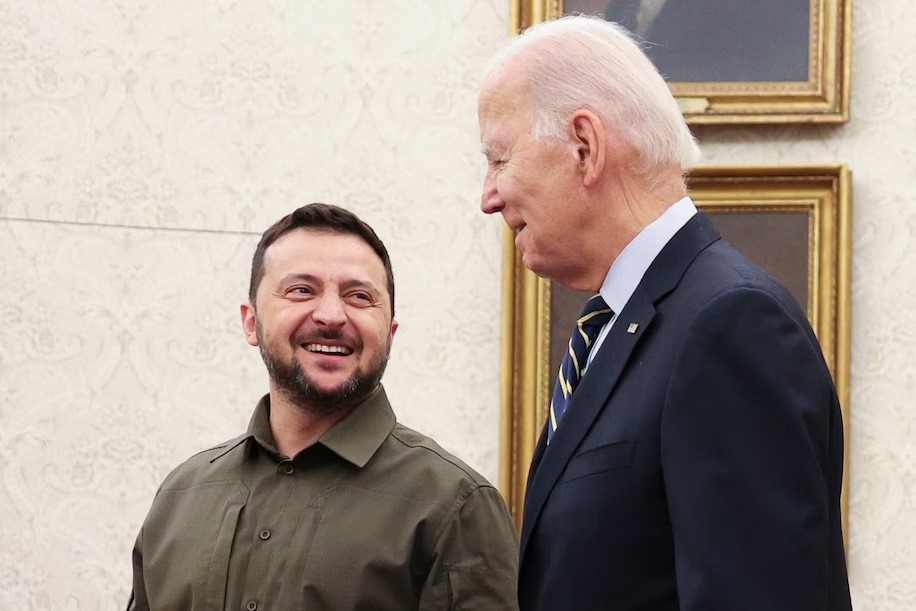 Tổng thống Mỹ Joe Biden (bên phải) và Tổng thống Ukraine Volodymyr Zelensky tại Nhà Trắng ngày 12-12. Ảnh: EPA-EFE