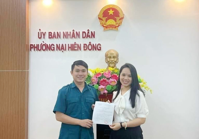 Nguyen Thi Minh Thu, a resident of Nai Hien Dong Ward, Son Tra District, submitting her voluntary application for military service.