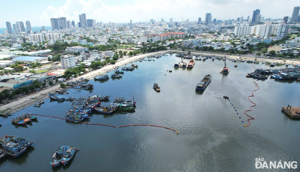 The dredging of bottom mud and trash at the Tho Quang Fishing Wharf and Port is in progress. Photo: HOANG HIEP