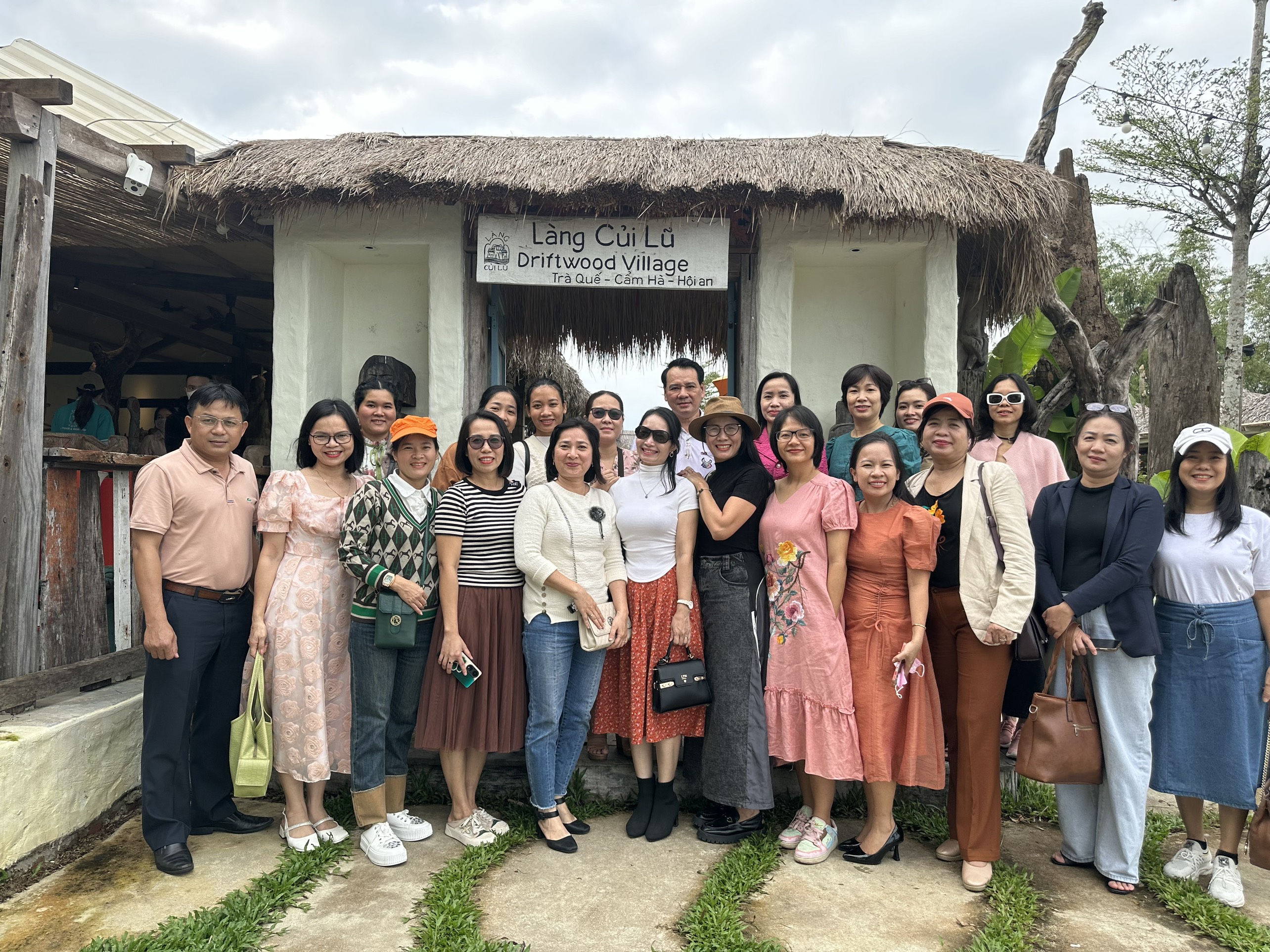 Các đại biểu tham quan Làng Củi Lũ Driftwood Village tại thành phố Hội An, tỉnh Quảng Nam