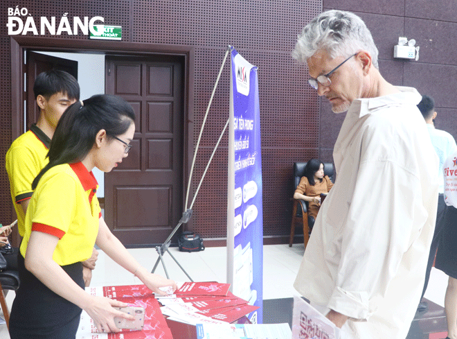 Da Nang needs to have a linkage orientation, connecting investors and experts to develop an innovative startup ecosystem. Delegates are seen visiting the exhibition space to introduce products and startup projects at the conference “Developing Da Nang's innovative startup ecosystem and people-to-people diplomacy in connecting and mobilising resources”. Photo: VAN HOANG