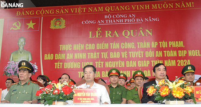 Da Nang Party Committee Secretary Nguyen Van Quang (2nd, left) and municipal People's Committee Chairman Le Trung Chinh (2nd, right) attending the launching ceremony of a campaign to ensure security, social order and traffic safety in the city. Photo: LE HUNG