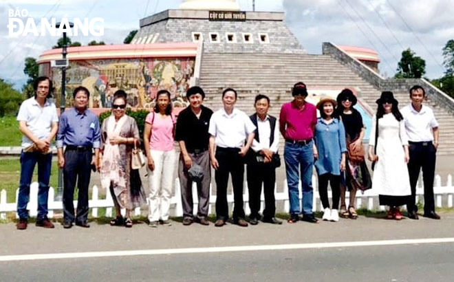 Đoàn nhà văn Đà Nẵng đi thực tế sáng tác tại Quảng Trị vào tháng 5-2022.  Ảnh: N.K.H 