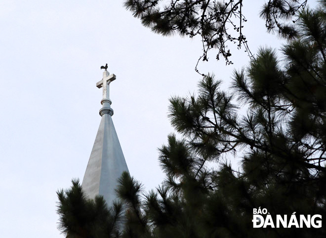 Tượng Gà trống Gaulois trên đỉnh tháp chuông Nhà thờ Con Gà Đà Lạt. Ảnh: V.T.L - Hình 1	