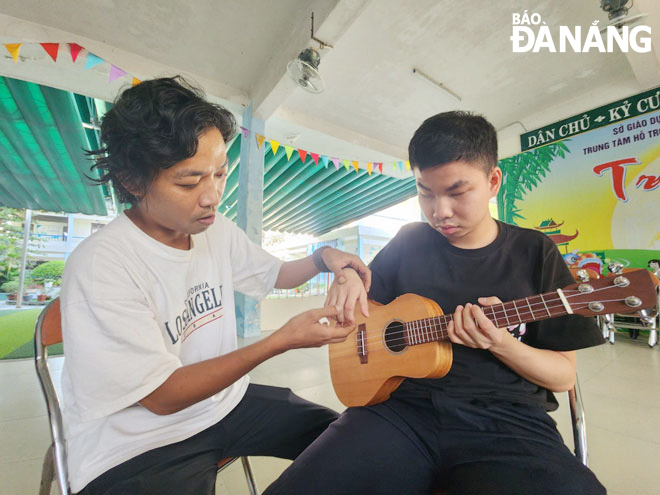 Mr. Hy believes that when young hands fumble with each musical note and then speak it out loud, it can help children imagine a beautiful world. Photo: P.C