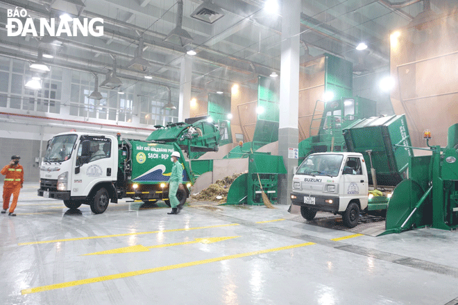 Vehicles at two stations meet environmental standards for waste transportation. Photo: DIEP NHU