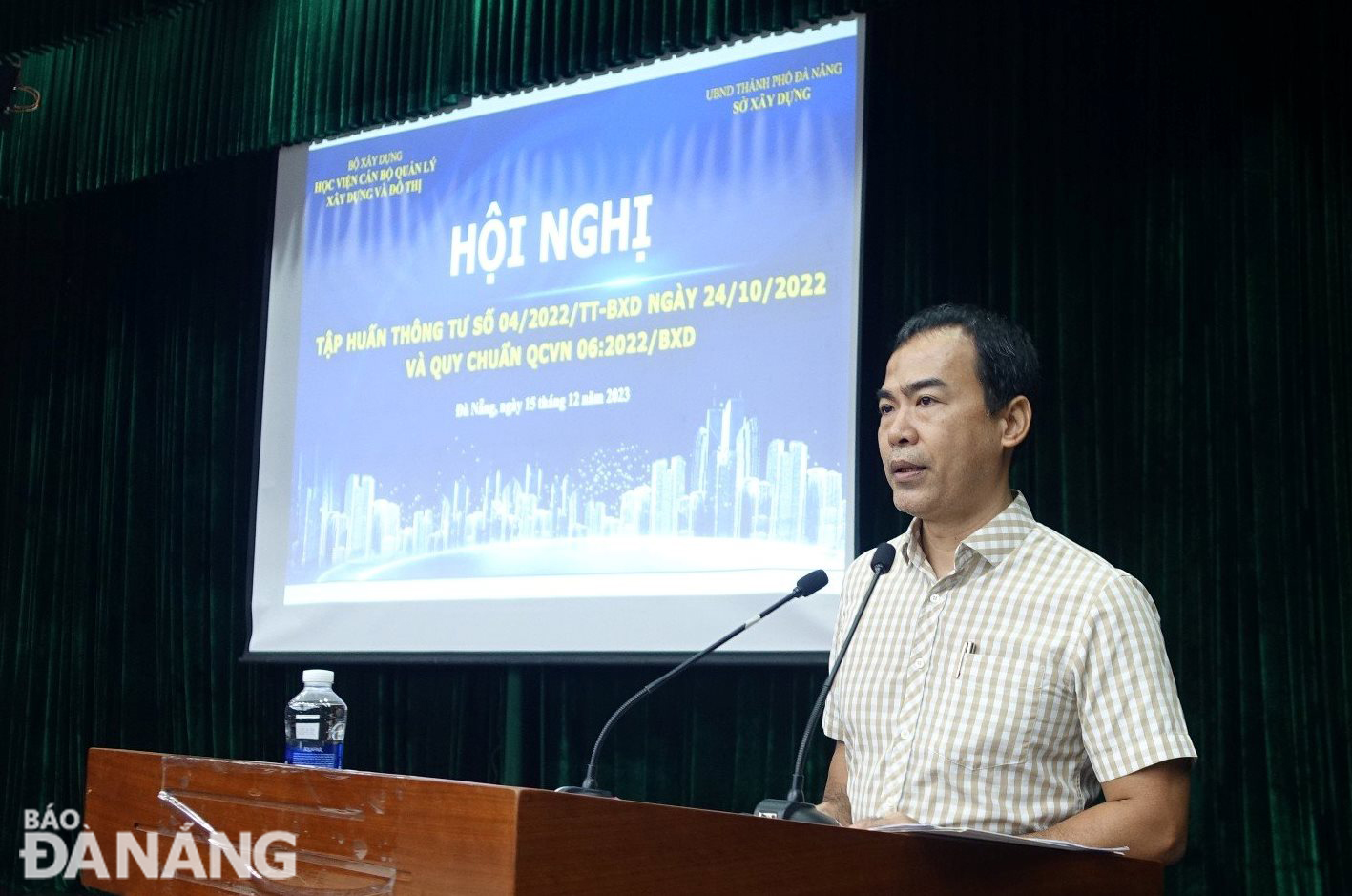 Deputy Director of the municipal Department of Construction Dinh The Vinh speaking at the conference. Photo: HOANG HIEP