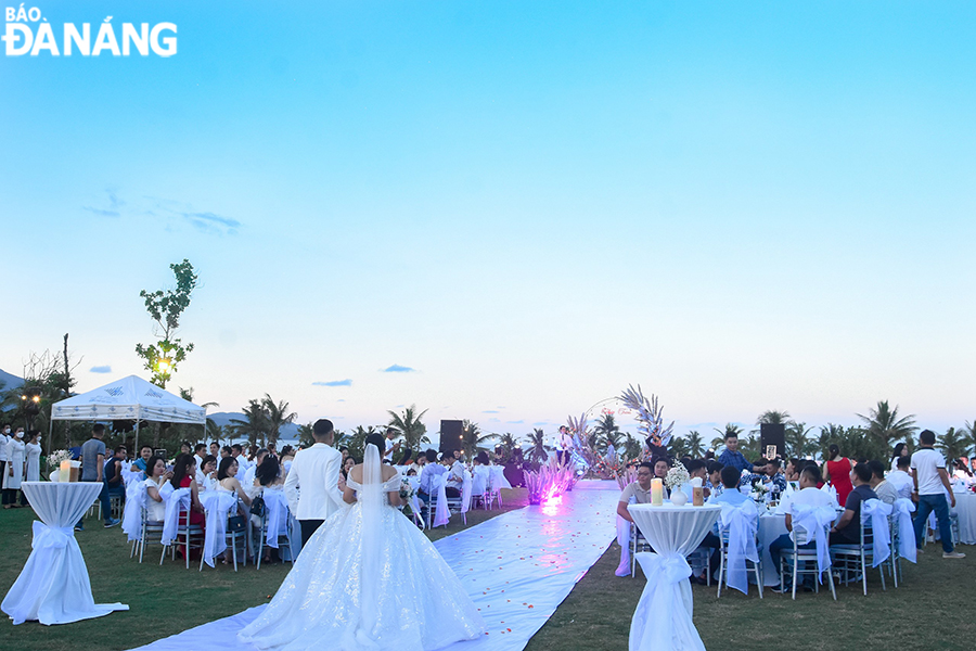 The need for wedding tourism is being chosen by many tourists and Da Nang is also an attractive venue for many couples. Here is a scene of a wedding party held at the Furama Da Nang resort. Photo: THU HA