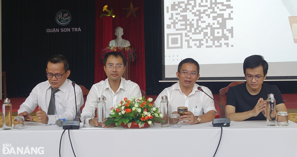 Chairman of Son Tra District People's Committee Hoang Son Tra (2nd, right), chaired the workshop. Photo: HOANG HIEP