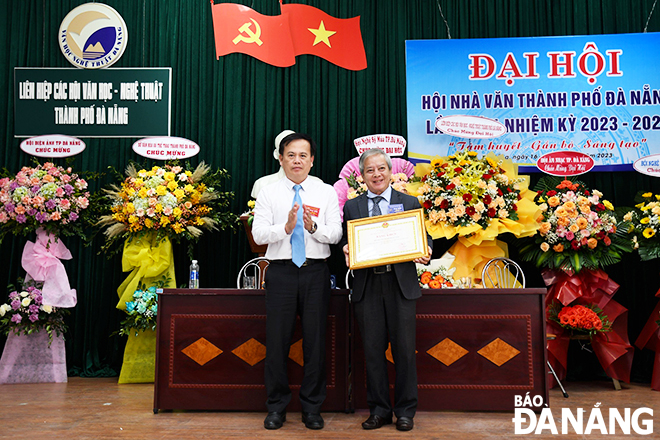 Phó Trưởng Ban Tuyên giáo Thành ủy tặng Bằng khen cho Hội nhà văn thành phố vì đã có thành tích xuất sắc trong nhiệm kỳ 2018-2023. Ảnh: X.D