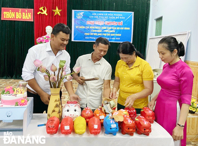 Mô hình mỗi đảng viên nuôi một con heo đất trong phong trào Dân vận khéo của Chi bộ thôn Bồ Bản thu được kết quả khả quan. Ảnh: HIỀN LƯƠNG