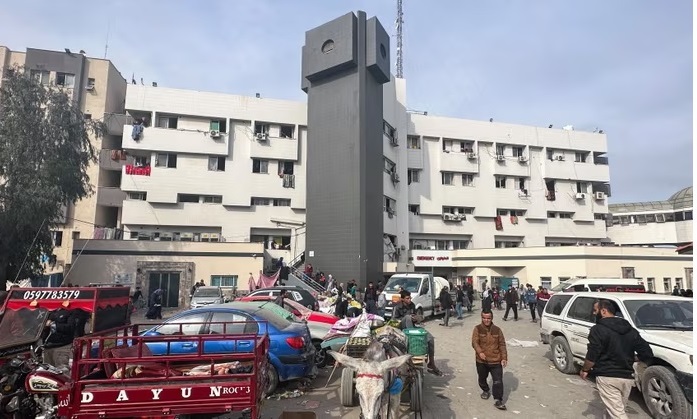 Những người Palestine di tản tập trung bên ngoài Bệnh viện al-Shifa ở Gaza. Ảnh: AFP