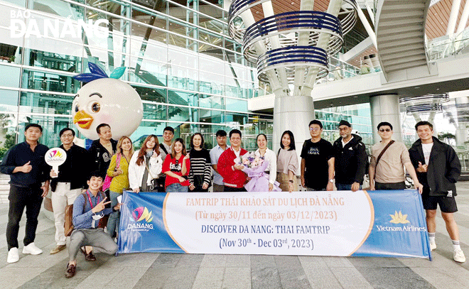 A famtrip group is welcomed at the Da Nang International Airport. Photo: NHAT HA