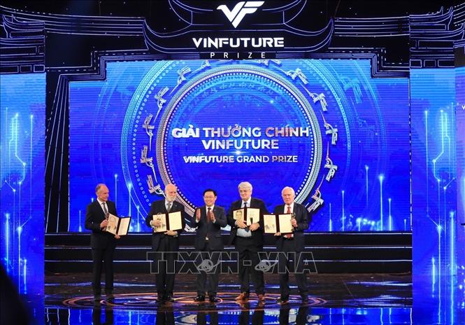 Chủ tịch Quốc hội Vương Đình Huệ trao giải thưởng chính VinFuture 2022 cho các nhà khoa học với phát minh Công nghệ mạng toàn cầu. Ảnh tư liệu: TTXVN