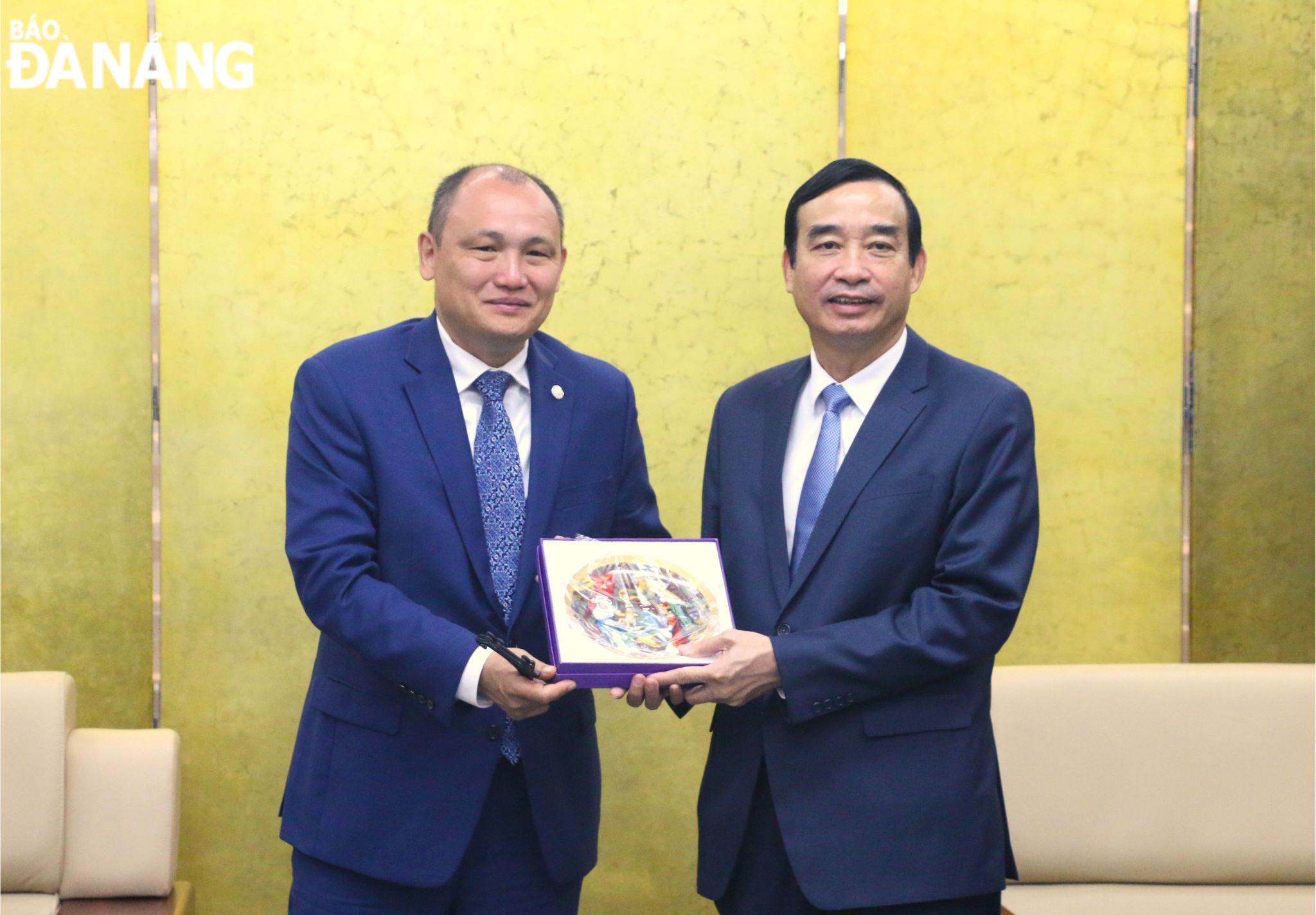 Ambassador of Kazakhstan to Viet Nam Kanat Tumysh (left) presenting a gift to Da Nang People’s Committee Chairman Le Trung Chinh 