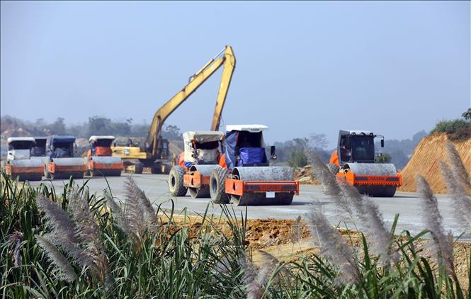 Hàng trăm phương tiện hoạt động hết công suất để thi công hạng mục móng mặt đường tại gói thầu số 10 (Tam Điệp, Ninh Bình). Ảnh tư liệu: Huy Hùng/TTXVN