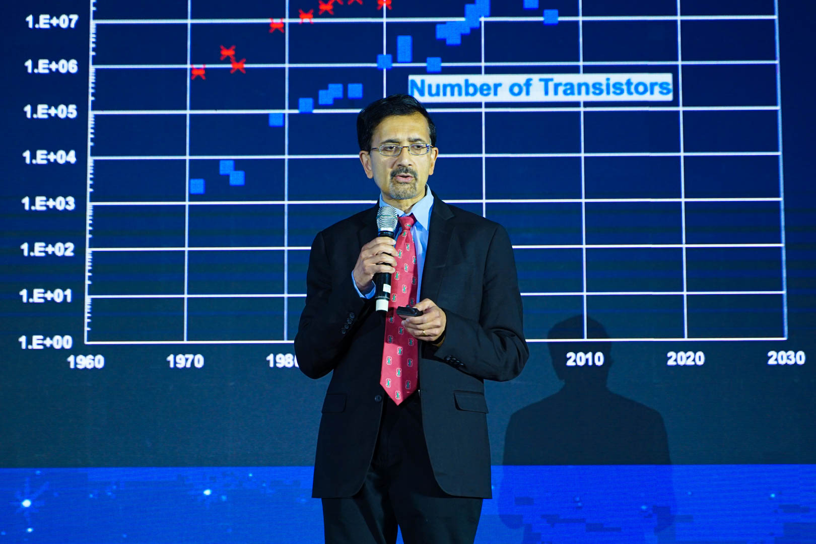 TS. Sadasivan Shankar, chuyên gia hàng đầu về công nghệ bán dẫn tại Đại học Stanford (Mỹ) chia sẻ tại Tọa đàm Công nghệ bán dẫn sáng ngày 18-12.