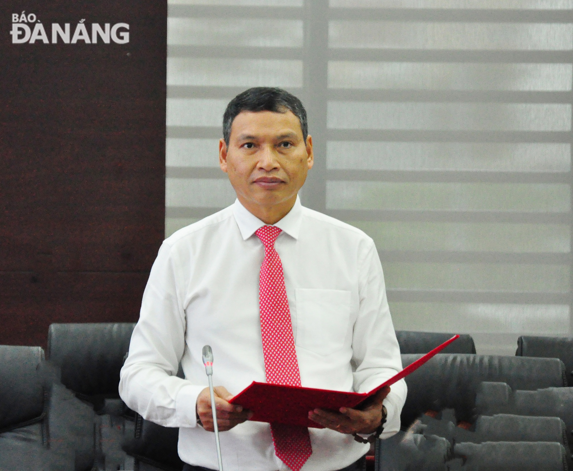 Vice Chairman of the Da Nang People's Committee Ho Ky Minh delivering a welcome speech at the signing ceremony. Photo: THANH LAN.