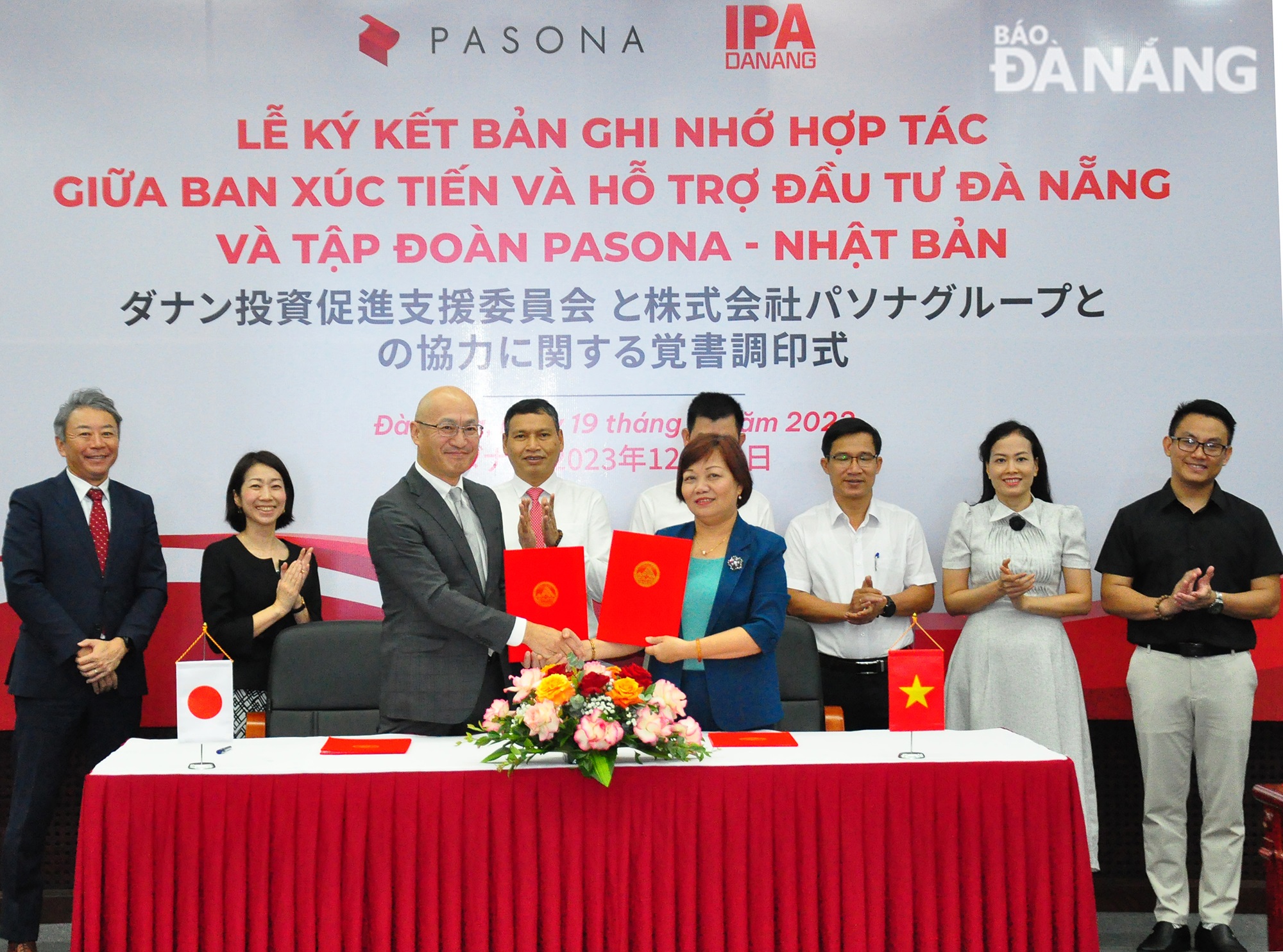 The signing ceremony taking place under the witness of Vice Chairman of the municipal People's Committee Ho Ky Minh; along with representatives of the Departments of Tourism, Foreign Affairs, Information and Communications, and Labour, War Invalids and Social Affairs. Photo: THANH LAN