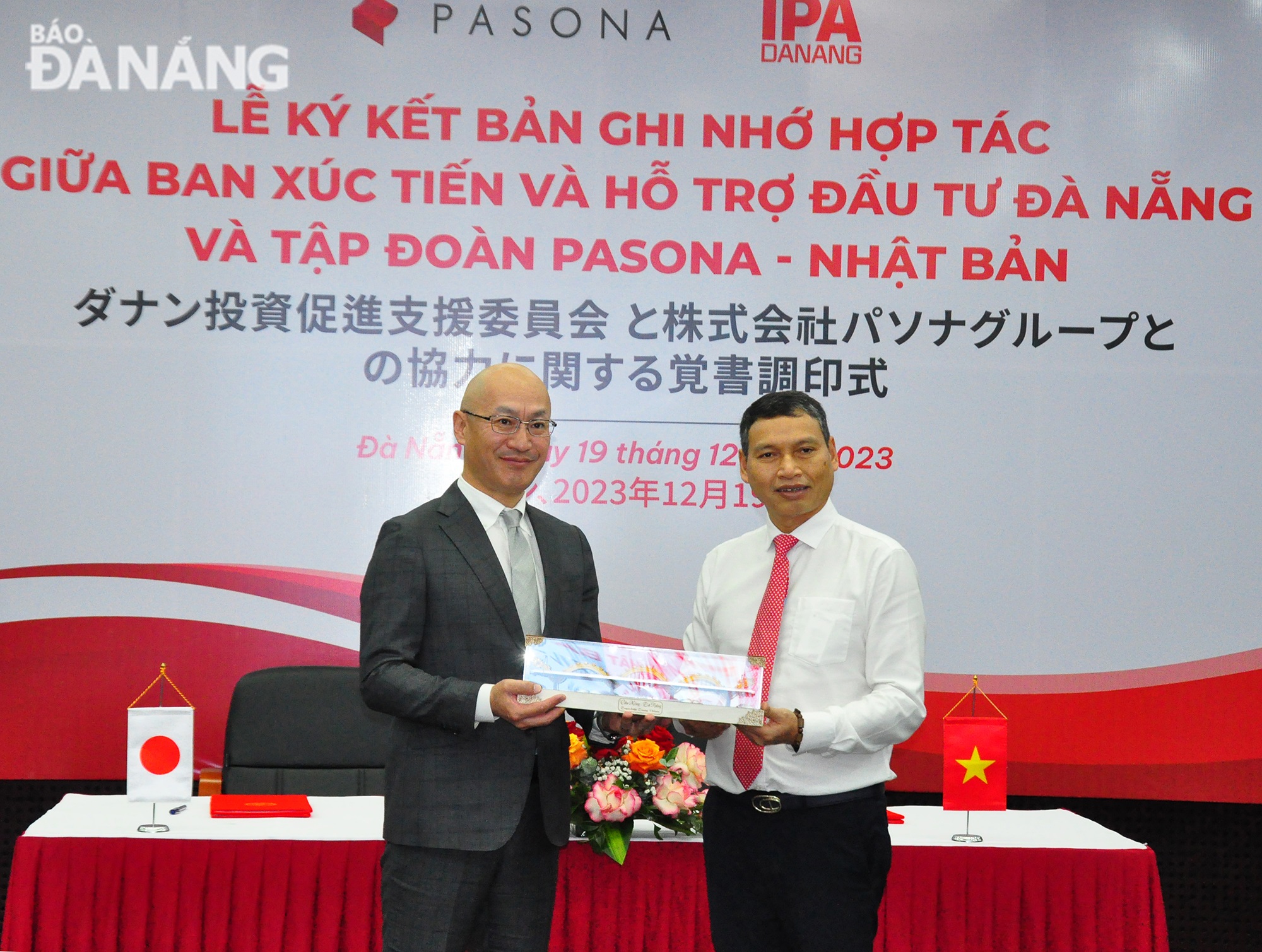 Vice Chairman of the Da Nang People's Committee Ho Ky Minh (right) presenting a souvenir to leader of the Japanese Pasona Group. Photo: THANH LAN