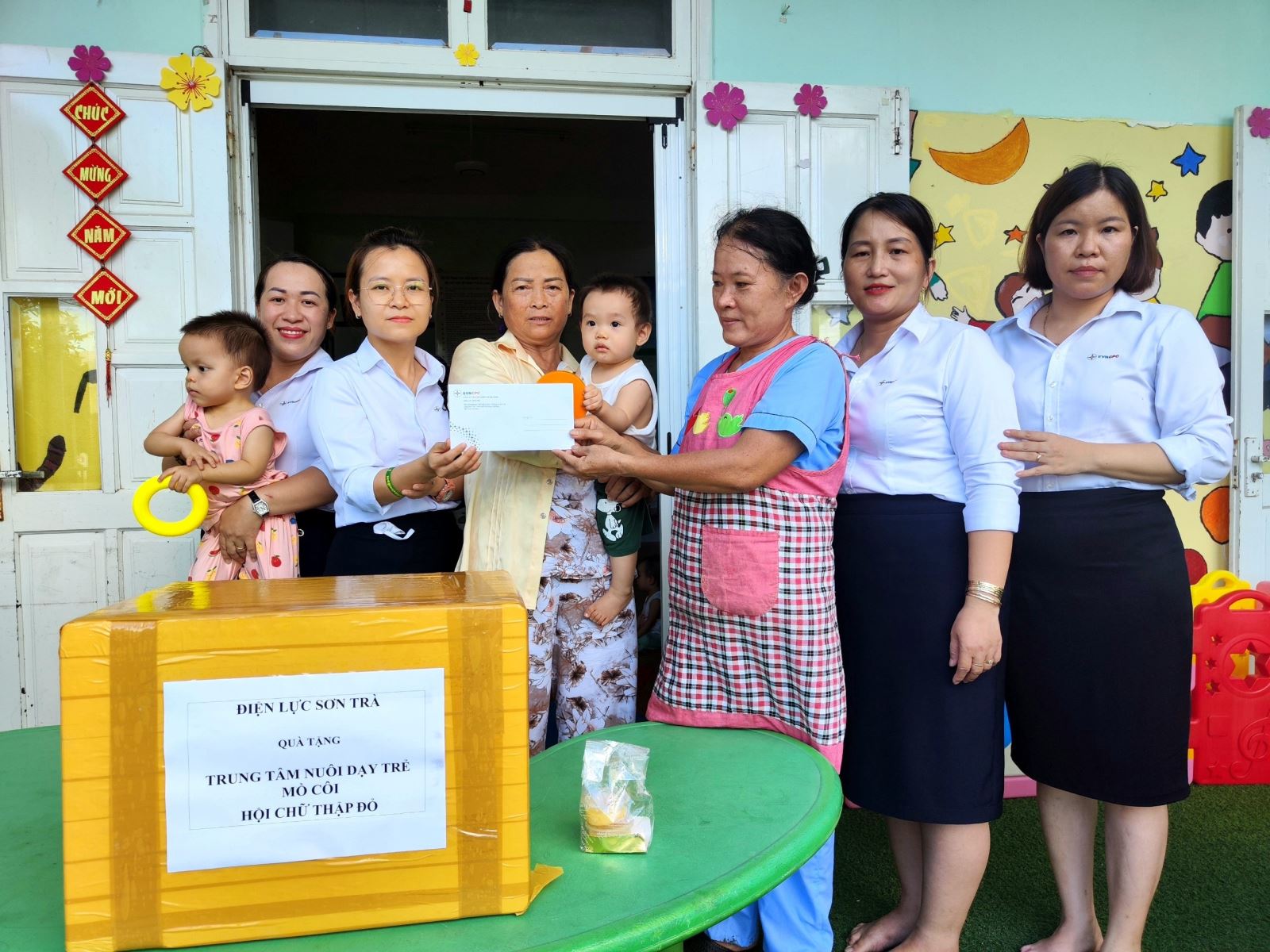 Tổ nữ công Điện lực Sơn Trà trao phần quà đến các em nhỏ tại Trung tâm nuôi dạy trẻ mồ côi