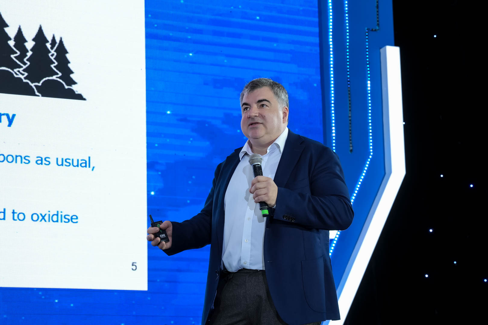 GS. Kostya S. Novoselov - thành viên Hội đồng Giải thưởng VinFuture, Chủ nhân Giải Nobel Vật lý năm 2010 nhấn mạnh tầm quan trọng của trạm sạc đối với giao thông xanh