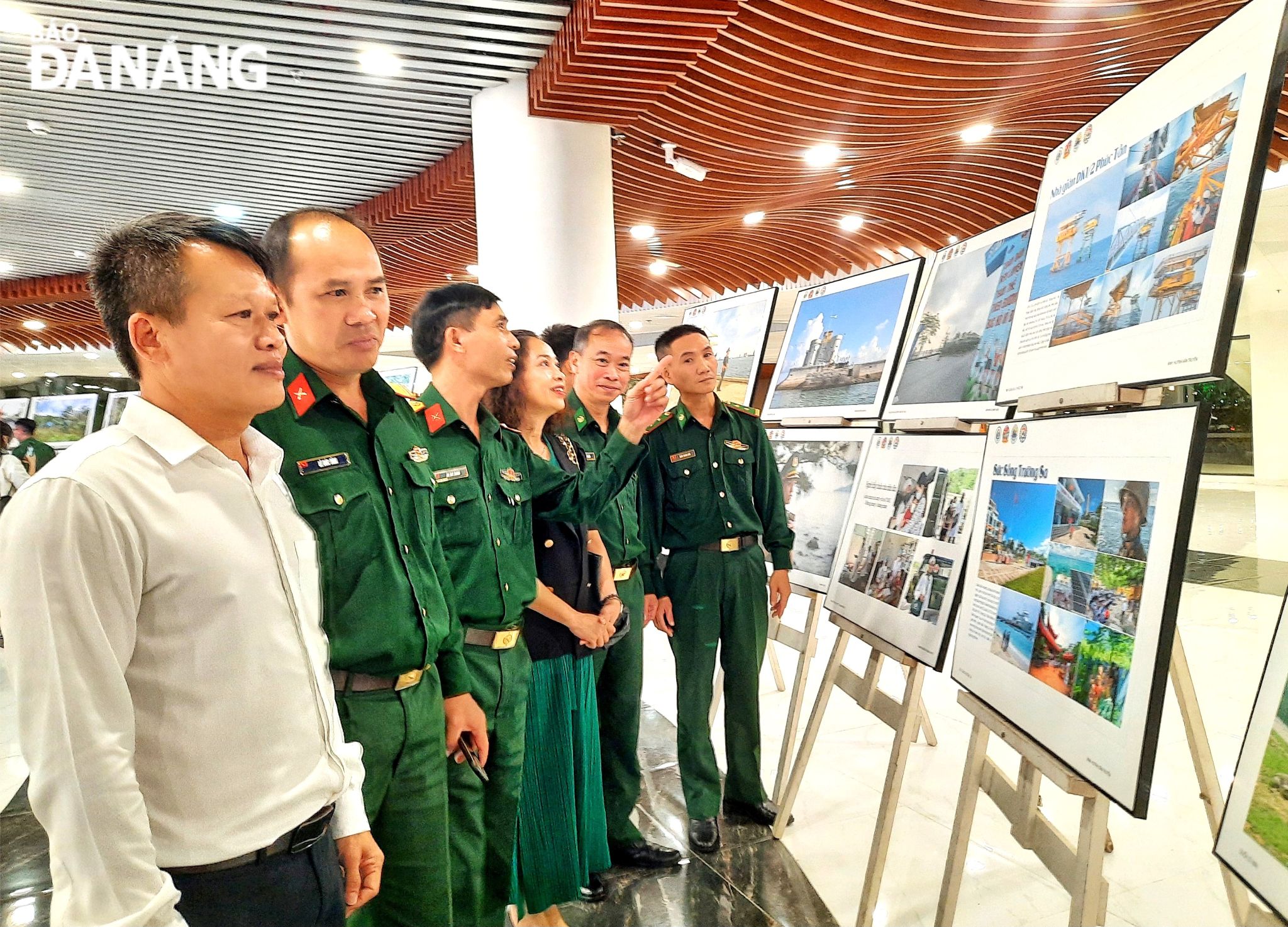 Cán bộ, chiến sĩ cùng các đại biểu tham quan triển lãm ảnh 