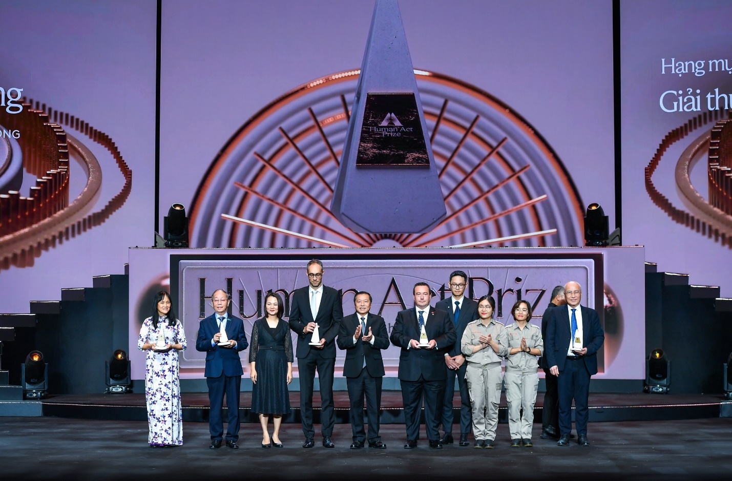 Bà Nguyễn Thị Minh Tâm, Giám đốc Chi nhánh Vinamilk Hà Nội (ngoài cùng bên trái) nhận Giải Human Act Prize cho Chương trình hành động Vinamilk Pathways to Dairy Net Zero 2050. Ảnh: Công ty VNM cung cấp  