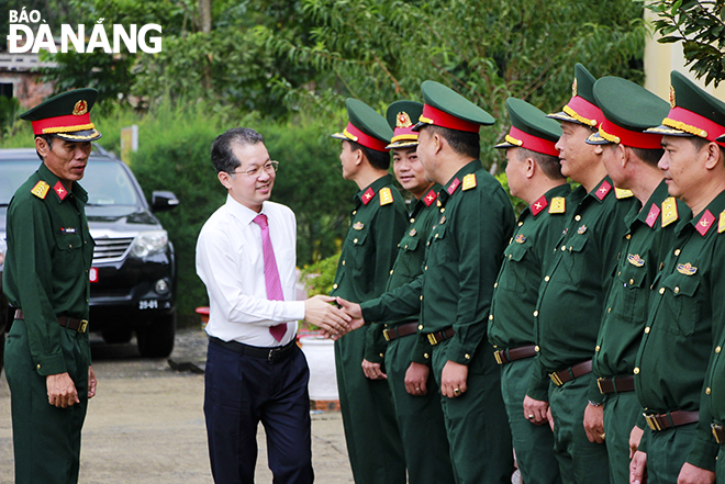 Bí thư Thành ủy Nguyễn Văn Quảng chào hỏi, chúc mừng cán bộ, chiến sĩ Trung đoàn Bộ binh 971. Ảnh: X.D